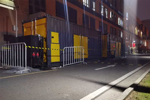 宕昌柴油发电机组的输出电压是如何调节的？