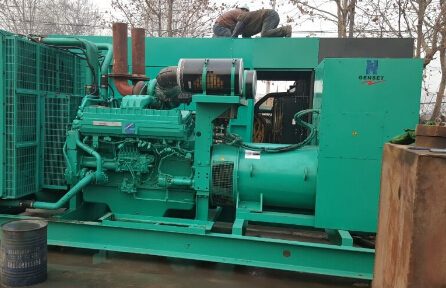 宕昌发电机组如何判断水冷式机油散热器内部是否需要清洗？